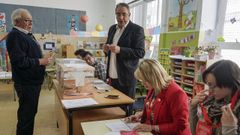 Votaci�n en una mesa electoral de Ribadavia