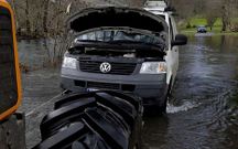Una furgoneta se qued� atrapada junto a una pista anegada pr�xima a la playa fluvial de Vilatuxe.