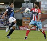 Manu pugna por un bal�n con un jugador del Numancia en el �ngel Carro.