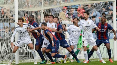 Los jugadores del Real Oviedo defienden un corner ante el Huesca