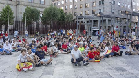 Pantalla gigante en la Praza da Constituci�n en Santiago.