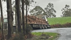 Cami�n atravesado en la carretera de Moimentos, en Santa Mari�a do Monte (San Sadurni�o).
