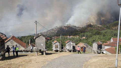 Incendio forestal en Meln, entre las aldeas de Quins y Vilaverde