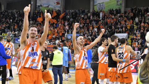 Aleix Font, a la izquierda, y lex Fernndez, en el centro de la imagen con los brazos levantados, celebran la victoria contra el Estudiantes