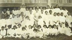 Imagen de la escuela de ni�as de Carracedo, en Caldas, con la profesora Pilar Poza Juncal