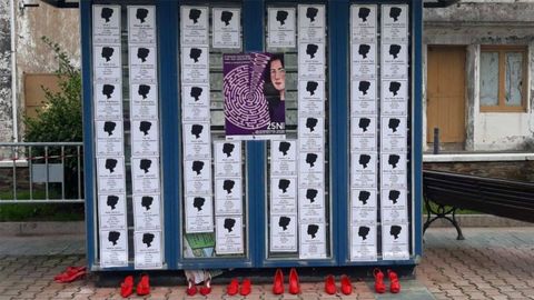En La Caridad han colocado esquelas y zapatos rojos en recuerdo de las v�ctimas de violencia machista