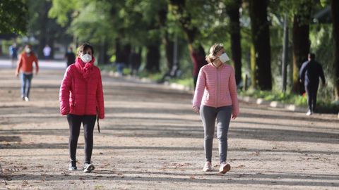 Gente paseando en  la Alameda de Santiago