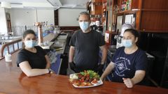 Lila y Jos� Luis (en la foto con Melani Hanim, del grupo familiar) reabrieron el somar el 11 de julio