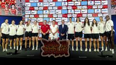 Miguel M�ndez, Elisa Aguilar y Carlos Piz� posan junto a once de las jugadoras espa�olas que ir�n al Mundial; todas, a excepci�n de Megan Gustafson.