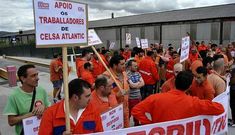 Los trabajadores se concentraron ante la factor�a aprovechando el cambio de turno del mediod�a. 