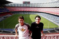 Toni con Iago Falqu en el Camp Nou en su etapa en el Bara.
