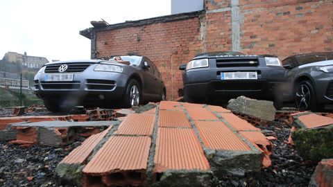 La pared medianera de una terraza de la r�a Calvo Sotelo de Monrte cay� sobre los veh�culos expuestos por un concesionario en la finca colindante