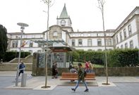 El proyecto es suprimir el cierre met�lico y rebajar el mudo de piedra para convertirlo en un banco. 