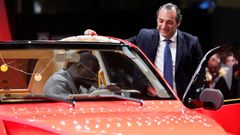 El consejero delegado de Stellantis, Antonio Filosa, junto al actor Omar Sy, en la presentaci�n del Citro�n 2CV el�ctrico.