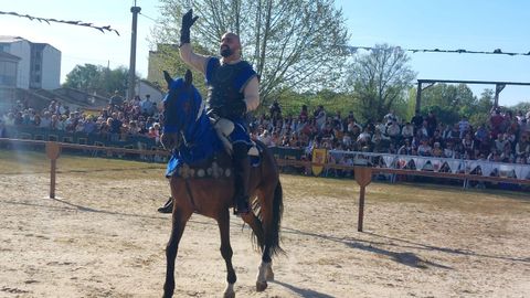 Un caballero saludando antes de iniciar el torneo