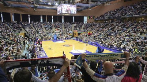 La afici�n del Obradoiro casi llen� Sar en el derbi ante el COB