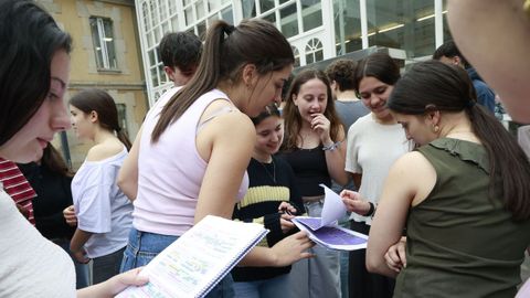 Varias estudiantes repasando sus apuntes antes de las pruebas la semana pasada en Ferrol. 