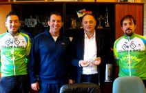 Directivos y el regidor cruce�o presentaron ayer el nuevo club ciclista.