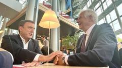 Valent�n Gonz�lez Formoso, junto a Josep Borrell.