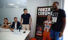 De pie, Larry Abia y el vicepresidente, Juan Carlos Fern�ndez