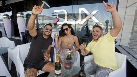 DUX. Sanxenxo. Este local situado en el puerto deportivo con más ambiente del verano es casi parada obligatoria de cualquiera que se acerque al municipio. A partir de las nueve de la noche triunfa el servicio de botella. Se realiza la reserva de la mesa a través de una plataforma y se sirve por botella en función del número de personas que realicen la reserva. Música, buena compañía y una terraza de 240 metros es el combinado perfecto.