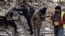 Personal de rescate y voluntarios buscan supervivientes entre los escombros de un edificio en Hatay (Turqu�a)