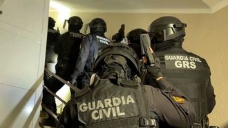 La Guardia Civil durante una de las intervenciones de detenci�n a la red de estafadores.