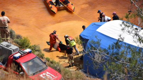 
Los oficiales de polic�a, rescatistas y buzos recuperan una maleta, que seg�n la polic�a contiene un cuerpo femenino