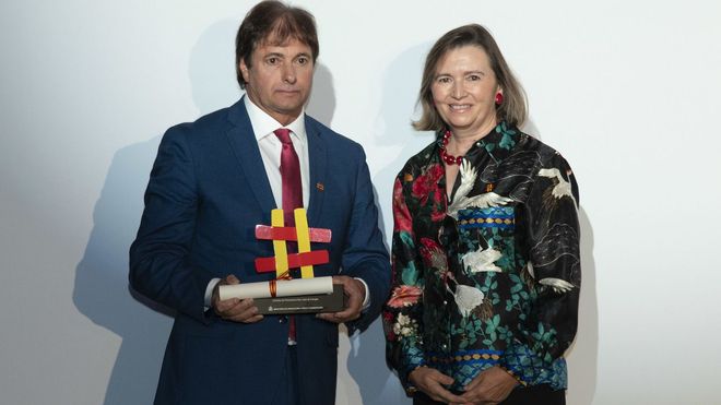 Javier Costa, patr�n mayor de la cofrad�a de Cangas, con el premio Alimentos de Espa�a 2026 a la producci�n de la pesca y la acuicultura, que le entreg� Isabel Artime, secretaria general de Pesca, en Madrid, el 13 de octubre del 2026.