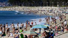 Gente en la playa de Samil, en Vigo.