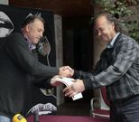 El presidente del consejo regulador (izquierda) y Fernando Gonz�lez, en una imagen de archivo de una entrega de premios. 