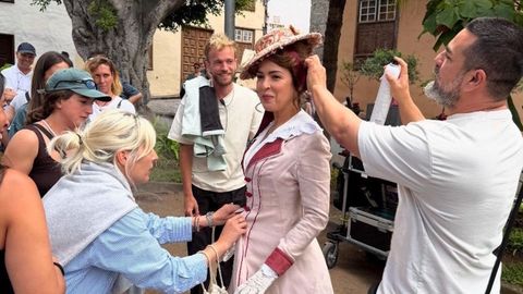 Mauro Gast�n, durante el rodaje, retocando a la actriz Ver�nica S�nchez durante el rodaje de��Las hijas de la criada�.