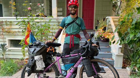 En su bicicleta, Lucas lvarez portaba una tienda de campaa, un saco de dormir, ropa y productos de higiente