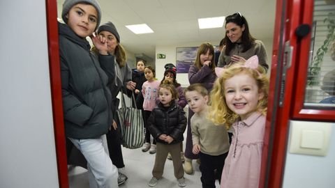 Los Reyes Magos visitan la delegaci�n de Pontevedra de La Voz de Galicia