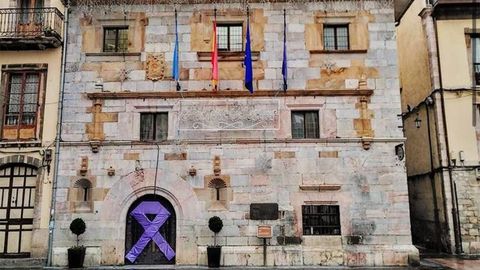 El consistorio de Ribadesella coloca un gran lazo morado en la fachada