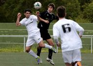 El central ourenano del Club Lemos, Vicente, en el centro pugna por un bal�n ante el Soneira.
