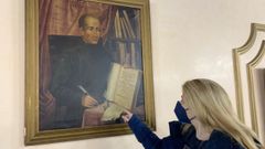 La concejala del PP Beatriz V�zquez ante el retrato del doctor Castro en el sal�n de plenos de Lugo