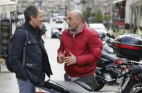 Carlos Montemui�o y Pergentino Mart�nez, delegados de UGT, ayer en la Porta do Sol. 