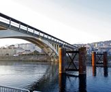 El PSOE propone aprovechar los viejo pilares del tren . 