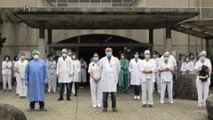 La plantilla del Hospital do Saln�s, el pasado mes de mayo, guardando un minuto de silencio por los sanitarios muertos en la pandemia