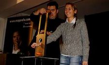El mago Pablo requiri� la ayuda de una voluntaria camari�ana para el truco de la guillotina.