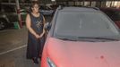 Imane Boulfarah observa este s�bado el coche que acab� de pagar en julio, cubierto de polvo en un garaje de Santiago desde el 2022