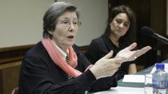 Julia Varela ?� esquerda? durante unha conferencia que impartiu no Liceo de Ourense, nunha imaxe de arquivo. A soci�loga presentar� este venres en Chantada a traduci�n do seu libro
