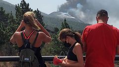 Unas personas observan el volcn de La Palma desde la localidad de El Paso