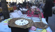 Im�genes captadas ayer en A Verdura, donde conviven antig�edades o piezas de arte con objetos usados como ropa o calzado. 