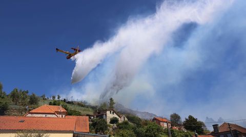 Avi�n participando en la extinci�n del incendio de Tenorio, en Cerdedo-Cotobade