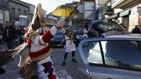 Os felos percorren Maceda.A comitiva co personaxe do entroido tradicional estn a percorrer os pobos do municipio e a Serra de San Mamede