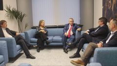El expresidente de la Generalitat Carles Puigdemont y el secretario de organizacin del PSOE, Santos Cerdn, junto al secretario general de Junts, Jordi Turull, el pasado lunes.