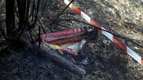 Detalle de las bengalas que emple el autor del incendio forestal en el corazn de A Illa