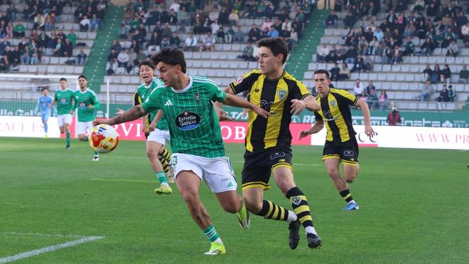 Escobar en una acci&oacute;n del Racing-Barakaldo.